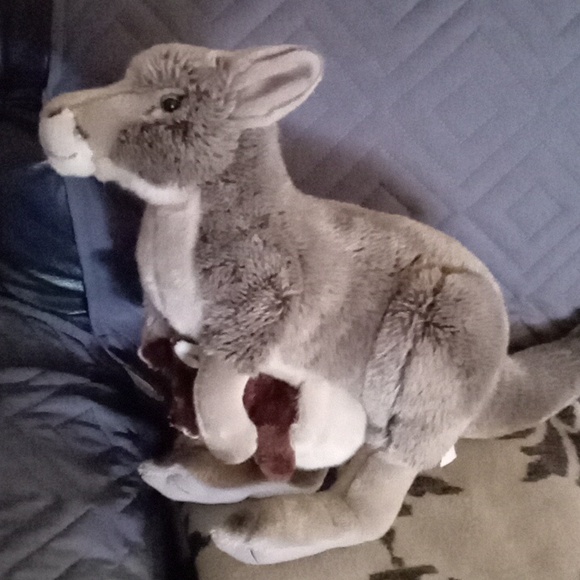 LARGE FAO SCHWARZ Kangaroo 🦘 &  Joey🦘 - Picture 5 of 17